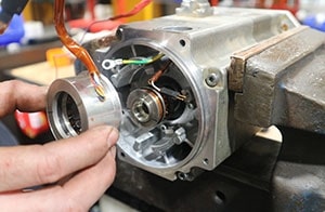 Siemens Simotics Motor - Resolver Analog Feedback Gerät wird eingebaut